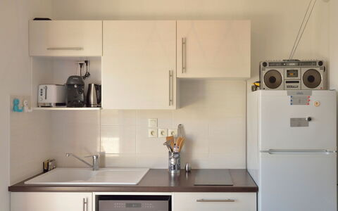 Charme de Villès Martin: Cabinetry, Proprietà, Controsoffitto, Costruzione, Lavandino Della Cucina, Bianca, Cucina, Elettrodomestico Da Cucina, Lavello, Elettrodomestico