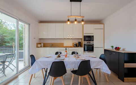 Le Cyrnos: Tavolo, Mobilia, Proprietà, Sedia, Legna, Cabinetry, Cucina, Interior Design, Rettangolo, Pavimentazione
