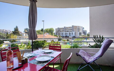 Le Lagon Bleu: Tavolo, Mobilia, Pianta, Proprietà, Costruzione, Tavola, Cielo, Sedia, Interior Design, Finestra