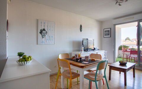 Le Lagon Bleu: Tavolo, Mobilia, Proprietà, Pianta Della Casa, Sedia, Pianta, Interior Design, Legna, Cornice