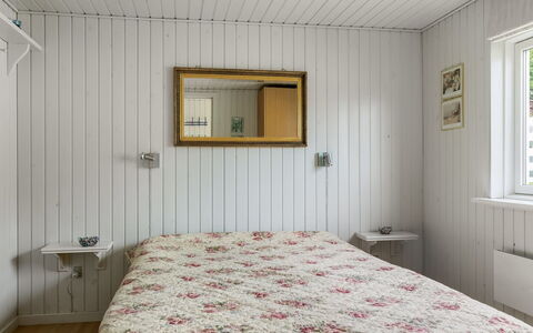 Tekla - 70M to the Fjord: Legna, Camera Da Letto, Interior Design, Letto, Soffitto, Lenzuolo, Bedding, Pavimento, Pavimentazione, Biancheria