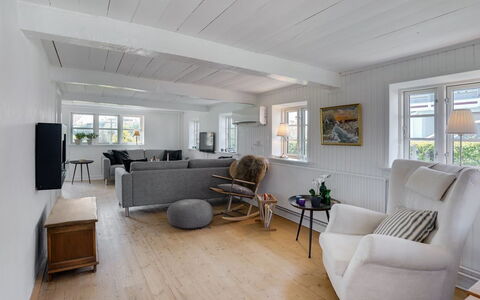Gyril - 100M from the Sea: Pavimentazione, Interior Design, Legna, Pavimento, Soffitto, Divano, Pavimento In Legno, Mobilia, Soggiorno, Casa