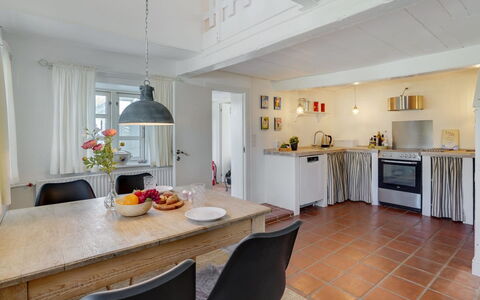 Gyril - 100M from the Sea: Mobilia, Cucina, Interior Design, Pavimentazione, Controsoffitto, Pavimento, Legna, Soffitto, Cabinetry, Elettrodomestico Da Cucina