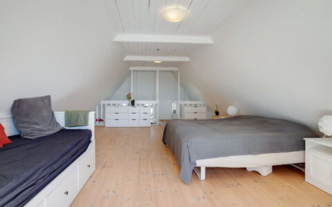 Gyril - 100M from the Sea: Mobilia, Pavimentazione, Interior Design, Pavimento, Camera Da Letto, Letto, Legna, Soffitto, Pavimento In Legno, Camera