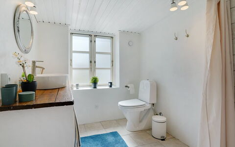 Gyril - 100M from the Sea: Bagno, Idraulico Fixture, Parete, Pavimentazione, Pavimento, Interior Design, Lavello, Rubinetto, Idraulico, Lavandino Del Bagno