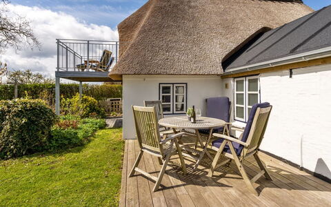 Gyril - 100M from the Sea: Casa, Tetto, Villetta, Thatching, Estate, Agriturismo, Sedia, Balcone, Eco Hotel, Deck