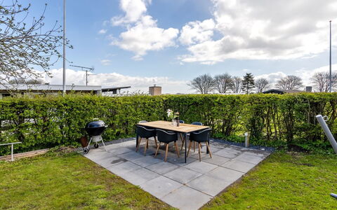 Gyril - 100M from the Sea: Arbusto, Giardino, Lotto, Groundcover, Landscaping, Prato, Shade, Mobili Da Esterno, Cortile