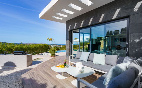 Villa Adonia: Cielo, Costruzione, Proprietà, Acqua, Pianta, Azzurro, Piscina, Architettura, Albero, Condominio