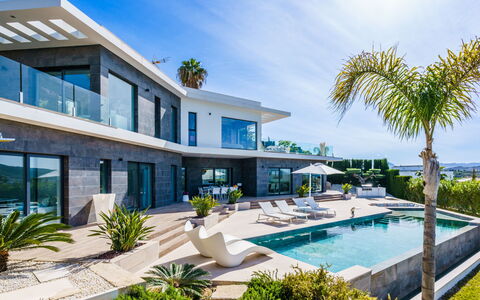 Villa Adonia: Cielo, Costruzione, Proprietà, Acqua, Pianta, Azzurro, Piscina, Architettura, Albero, Condominio