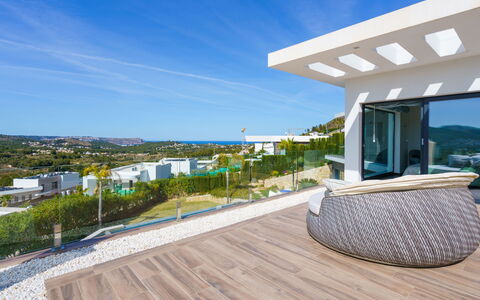 Villa Adonia: Cielo, Costruzione, Proprietà, Acqua, Pianta, Azzurro, Piscina, Architettura, Albero, Condominio