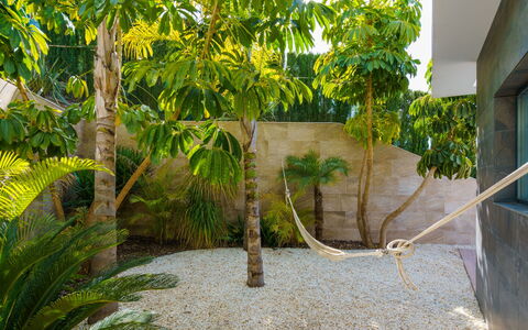 Villa Adonia: Cielo, Costruzione, Proprietà, Acqua, Pianta, Azzurro, Piscina, Architettura, Albero, Condominio