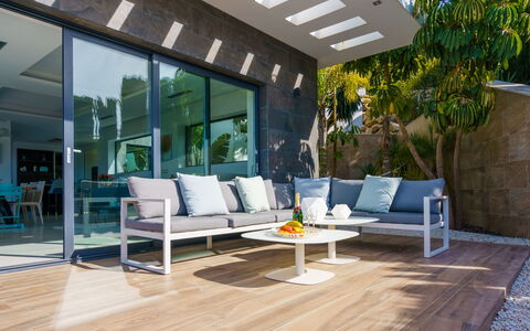 Villa Adonia: Cielo, Costruzione, Proprietà, Acqua, Pianta, Azzurro, Piscina, Architettura, Albero, Condominio