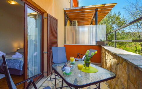 Bilice: Mobilia, Proprietà, Cabinetry, Comfort, Costruzione, Azzurro, Legna, Illuminazione, Lampada, Interior Design