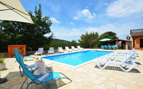 Bilice: Cielo, Costruzione, Proprietà, Acqua, Pianta, Azzurro, Piscina, Architettura, Albero, Condominio