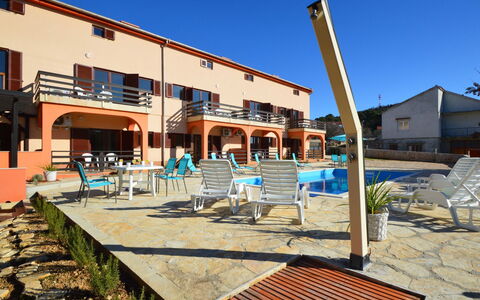Bilice: Cielo, Costruzione, Proprietà, Acqua, Pianta, Azzurro, Piscina, Architettura, Albero, Condominio