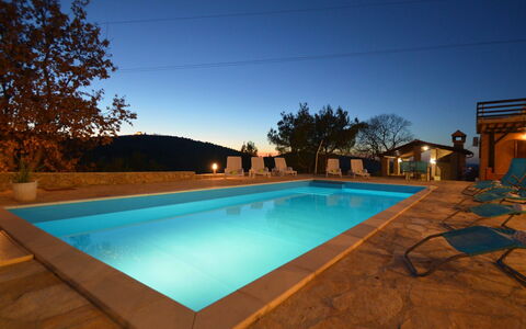 Bilice: Cielo, Costruzione, Proprietà, Acqua, Pianta, Azzurro, Piscina, Architettura, Albero, Condominio
