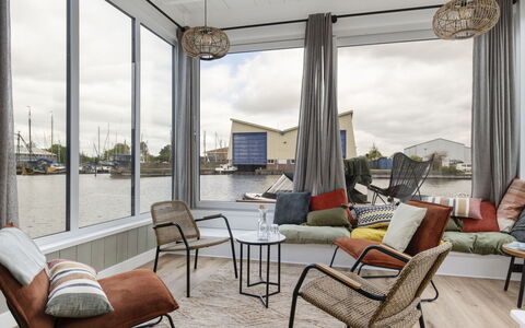 Harboursuite 2 Incl. Motorboot: Mobilia, Proprietà, Costruzione, Divano, Finestra, Sedia, Tavolo, Comfort, Cielo, Shade