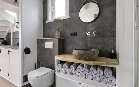 Harboursuite 2 Incl. Motorboot: Specchio, Proprietà, Idraulico Fixture, Interior Design, Bagno, Lavello, Illuminazione, Architettura, Lavandino Del Bagno, Mobiletto Del Bagno