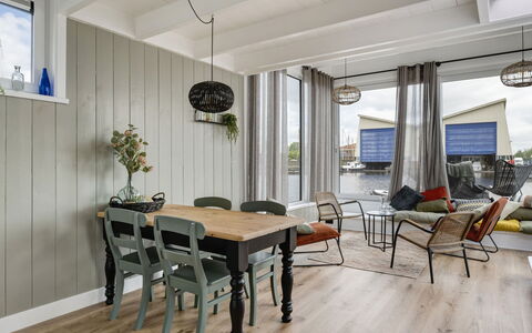 Harboursuite 2 Incl. Motorboot: Tavolo, Mobilia, Proprietà, Sedia, Legna, Divano, Interior Design, Pianta Della Casa, Pavimento, Pavimentazione