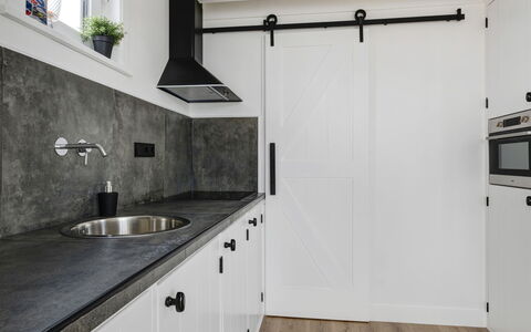 Harboursuite 2 Incl. Motorboot: Cabinetry, Lavello, Controsoffitto, Costruzione, Rubinetto, Lavandino Della Cucina, Cucina, Pianta, Pianta Della Casa, Idraulico Fixture