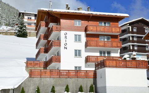 Haus Orion: Costruzione, Nube, Cielo, Finestra, Neve, Urban Design, Albero, Zona Residenziale, Casa, Quartiere