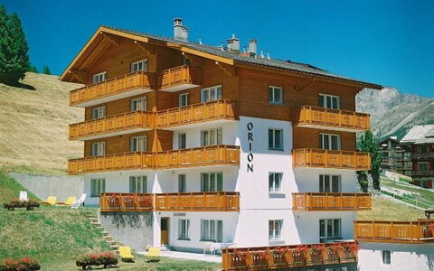 Haus Orion: Cielo, Pianta, Finestra, Costruzione, Urban Design, Quartiere, Zona Residenziale, Tempo Libero, Condominio, Facciata