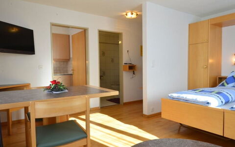 Haus Orion: Mobilia, Proprietà, Tavolo, Costruzione, Comfort, Legna, Interior Design, Televisione, Illuminazione, Telaio Del Letto