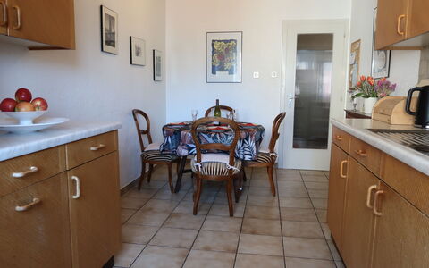 Pérolles: Cabinetry, Proprietà, Mobilia, Cassetto, Legna, Interior Design, Costruzione, Tavolo, Comfort, Pavimento