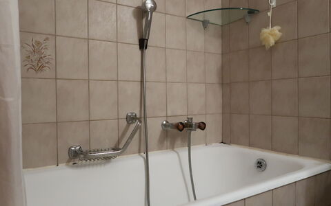 Pérolles: Vasca Da Bagno, Idraulico Fixture, Soffione Doccia, Rubinetto, Bagno, Doccia, Interior Design, Pavimento, Doccia Bar