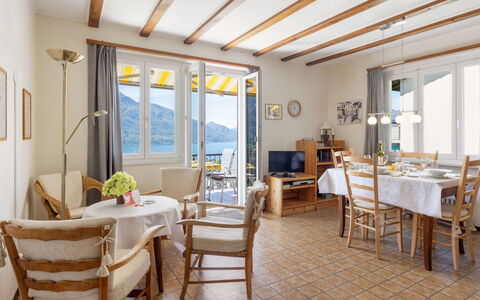 Fontanella Amazingview: Tavolo, Tavola, Cielo, Mobilia, Stemware, Bicchiere Di Vino, Piatto, Acqua, Bicchieri, Azzurro