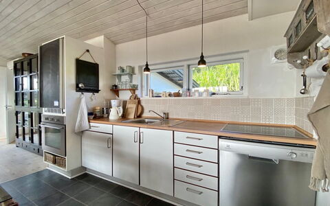Frithger - 300M from the Sea: Cucina, Controsoffitto, Interior Design, Pavimentazione, Cabinetry, Legna, Soffitto, Mobilia, Elettrodomestico Da Cucina, Apparecchio Major
