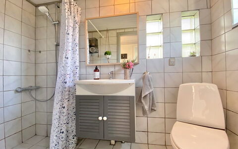Frithger - 300M from the Sea: Idraulico Fixture, Lavandino Del Bagno, Interior Design, Pavimentazione, Lavello, Bagno, Pavimento, Rubinetto, Gabinetto, Idraulico