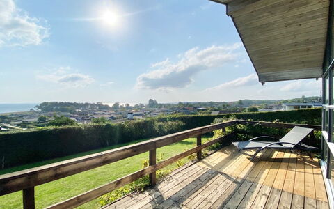 Frithger - 300M from the Sea: Corrimano, Balcone, Portico, Latifoglie, Shade, Plank, Eco Hotel, Deck, Recinzione, Landscaping