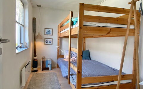 Frithger - 300M from the Sea: Mobilia, Pavimentazione, Pavimento, Legna, Interior Design, Letto A Castello, Camera Da Letto, Letto, Soffitto, Camera