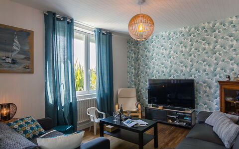 Chez Pascaline: Proprietà, Mobilia, Divano, Blu, Tavolo, Cornice, Comfort, Legna, Illuminazione, Interior Design
