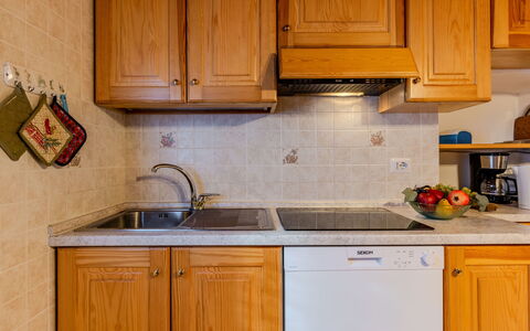 Maria: Cucina, Elettrodomestico Da Cucina, Controsoffitto, Cabinetry, Lavandino Della Cucina, Apparecchio Major, Legna, Lavello, Idraulico Fixture, Mobilia