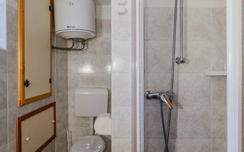 Maria: Bagno, Idraulico Fixture, Parete, Lavandino Del Bagno, Lavello, Pavimentazione, Gabinetto, Rubinetto, Pavimento, Interior Design
