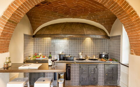 Villa Pianoia: Controsoffitto, Legna, Cabinetry, Cucina Stufa, Pavimentazione, Cucina, Pavimento, Interior Design, Tavolo, Elettrodomestico Da Cucina