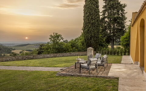 Villa Pianoia: Nube, Pianta, Cielo, Mobilia, Sedia, Lotto, Luce Del Sole, Paesaggio Naturale, Albero, Mobili Da Esterno