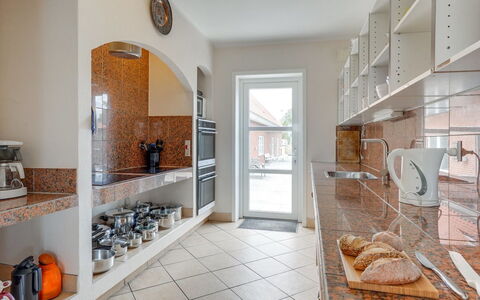Saga: Interior Design, Pavimentazione, Controsoffitto, Soffitto, Cucina, Pavimento, Camera, Piastrella, Cabinetry, Appartamento
