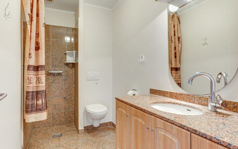 Saga: Lavandino Del Bagno, Pavimentazione, Idraulico Fixture, Interior Design, Mobiletto Del Bagno, Pavimento, Bagno, Lavello, Specchio, Idraulico