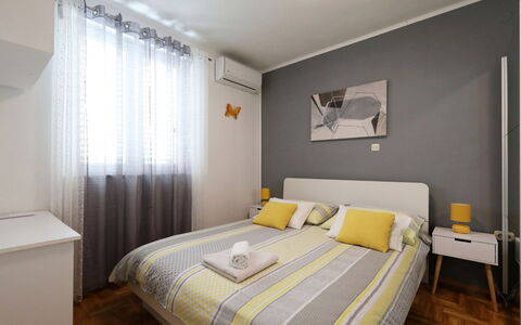 Karlo: Letto, Mobilia, Interior Design, Camera Da Letto, Bedding, Lenzuolo, Pavimento, Pavimentazione, Camera, Biancheria