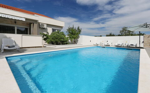 Karlo: Piscina, Ricorrere, Materiale Composito, Mobili Da Esterno, Hotel, Shade, Eco Hotel, Villa, Piastrella