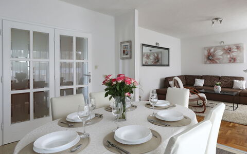 Karlo: Mobilia, Interior Design, Pavimentazione, Pavimento, Tavolo, Sedia, Cucina & Sala Da Pranzo Tavolo, Soffitto, Sala Da Pranzo, Camera