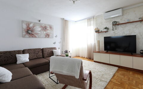 Karlo: Mobilia, Interior Design, Divano, Pavimentazione, Parete, Pavimento, Soggiorno, Camera, Legna, Televisione