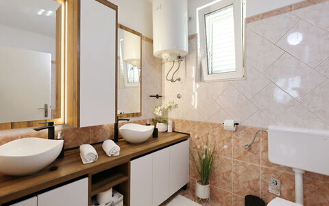 Karlo: Interior Design, Lavello, Lavandino Del Bagno, Idraulico Fixture, Pavimentazione, Controsoffitto, Bagno, Pavimento, Specchio, Legna