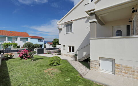 Karlo: Zona Residenziale, Casa, Casa, Tetto, Estate, Sobborgo, Balcone, Landscaping, Villa