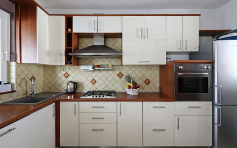 Karlo: Cucina, Cabinetry, Elettrodomestico Da Cucina, Apparecchio Major, Controsoffitto, Legna, Pavimentazione, Cucina Stufa, Mobilia, Stufa