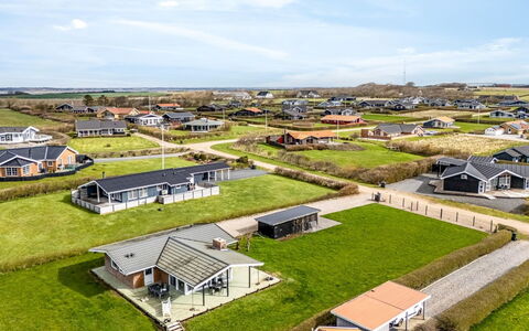 Kirsa - 200M to the Fjord: Tetto, Casa, Lotto, Casa, Villetta, Estate, Edifici Giardino, Shade, Log Cabin, Landscaping
