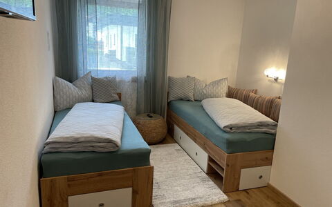 Aiko: Mobilia, Proprietà, Finestra, Cabinetry, Comfort, Costruzione, Legna, Telaio Del Letto, Cassetto